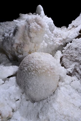 Grotte de Geophysicheskaya (Turkménistan) - Salle rose : boule de gypse au sol.(SP-24-1021 )